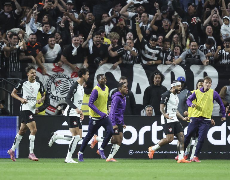 Memphis Depay komt met zeer opvallende manier van juichen na Corinthians-goal