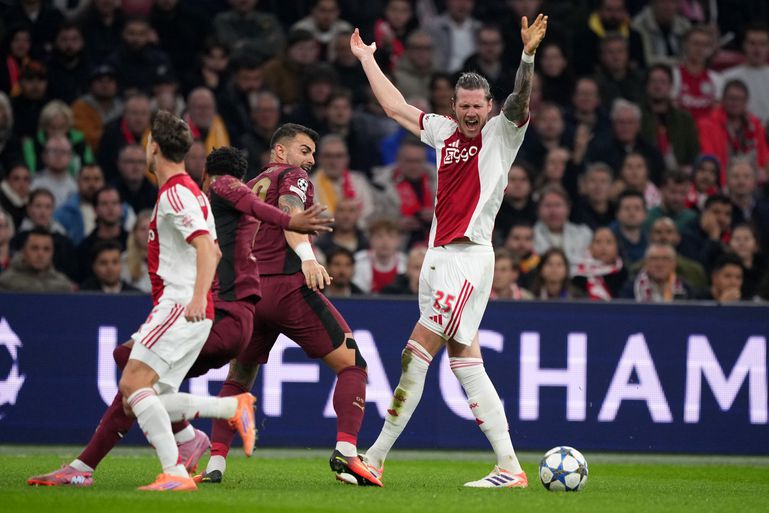 Ajax mag van UEFA thuis in Champions League tegen Benfica niet in rood-wit én niet in uittenue spelen