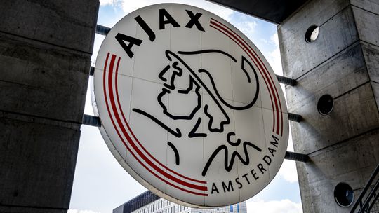 'Onbetrouwbaar figuur' ontfutselt Ajax bakken met geld: 'Hij belooft veel, maar het zijn allemaal leugens'