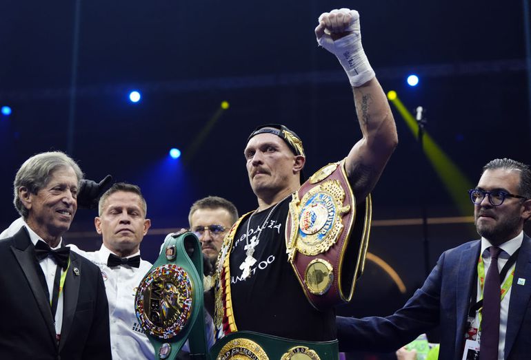 Hilarisch interview Oleksandr Usyk na zege op Tyson Fury: 'Mijn vrouw heeft me geholpen'