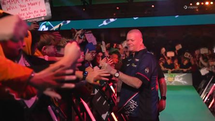 Raymond van Barneveld begint WK darts met uiterst pijnlijk moment: 'Wat een prutswerk'