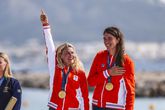 Odile van Aanholt en Annette Duetz met hun gouden medaille op de Olympische Spelen © Getty Images