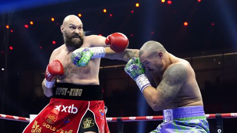 Oleksandr Usyk profiteert van afgepeigerde Tyson Fury in bloedstollend boksgevecht