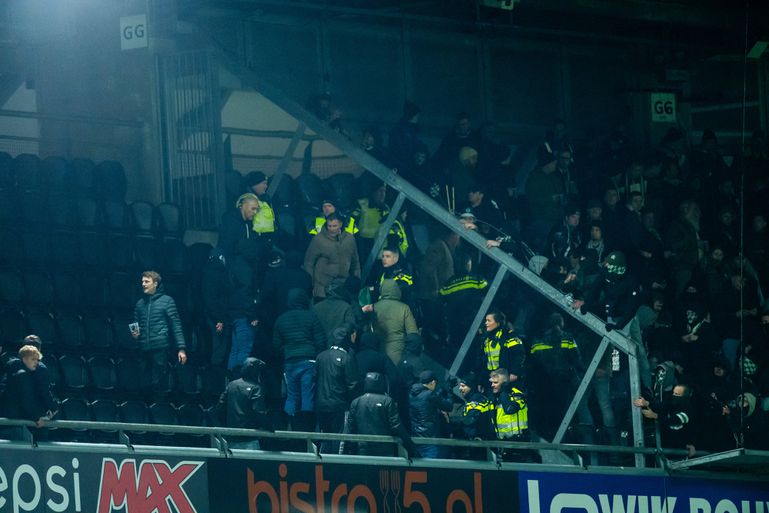 Heracles tegen Groningen definitief gestaakt vanwege onrust op tribune, fan valt van tweede ring