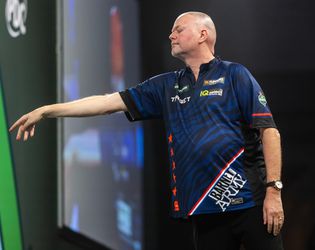 Bekijk de kansloze laatste leg van Raymond van Barneveld op het WK darts