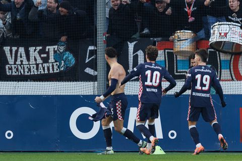 Winterkampioen PSV boekt historische zege bij FC Utrecht na bizarre slotfase