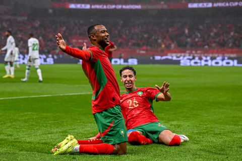 Afrika Cup begint voor Marokko dankzij Eredivisie-spelers uitstekend, aanvoerder huilend van het veld