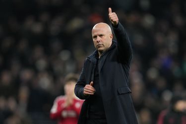 Liverpool-trainer Arne Slot niet gerust na zwaarbevochten zege: 'Alsof wij met negen man speelden'