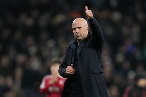 Liverpool-trainer Arne Slot niet gerust na zwaarbevochten zege: 'Alsof wij met negen man speelden'