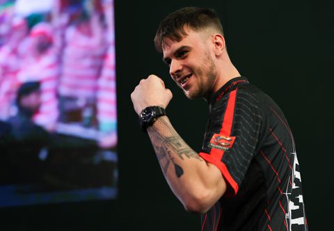 Engelse darter doorbreekt stilte na spraakmakende diskwalificatie WK darts: 'Ik heb mensen teleurgesteld'