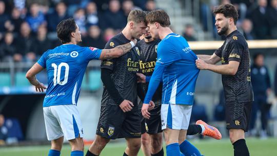 Bizar: scheidsrechter deelt zes gele kaarten in één keer uit in de Keuken Kampioen Divisie
