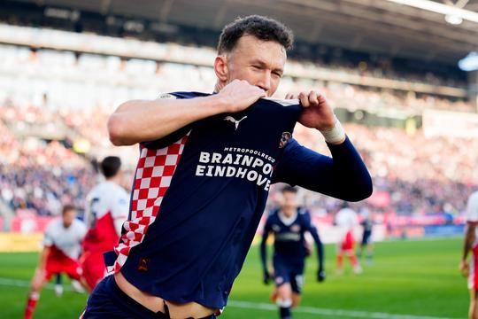 Ervaren PSV'er krijgt opmerkelijke gele kaart na doelpunt tegen FC Utrecht
