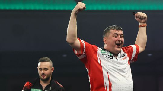 Oostenrijkse WK-darter lacht tik op de vingers van scheids weg en doet opmerkelijke uitspraak over Luke Littler