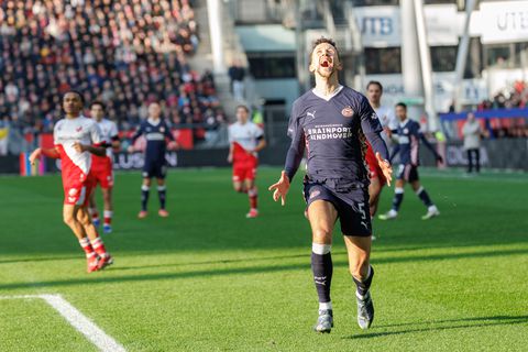 Live Eredivisie | FC Utrecht doet slordige winterkampioen PSV pijn na lange VAR-ingreep