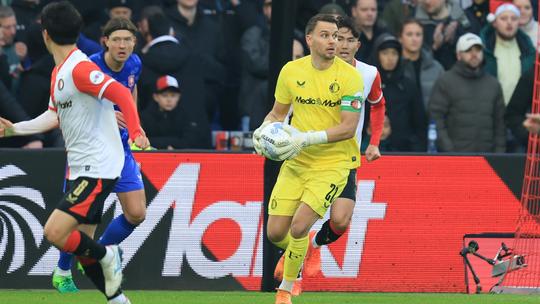 Opvallende situatie bij Feyenoord: trainer Robin van Persie wisselt bijna elke wedstrijd van aanvoerder