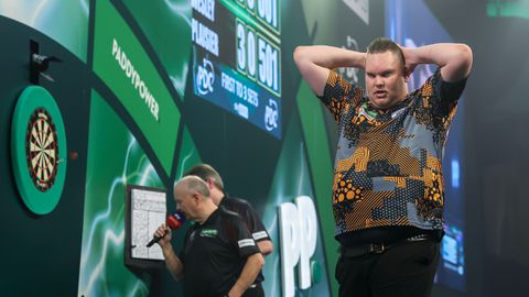 Nederlandse stuntdarter vol ongeloof op WK: 'Ik trilde als een rietje, het leek wel een aardbeving'