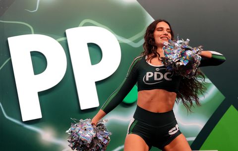 Danseres bij WK darts heeft opvallend verleden: 'Het was kort maar krachtig'