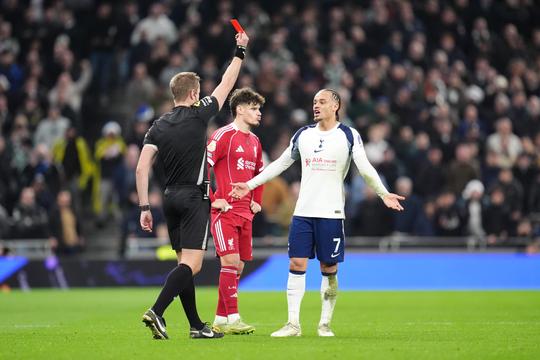 Xavi Simons richt zich tot Virgil van Dijk na bizar incident tussen Oranje-internationals: 'Zou ik nooit bewust doen'