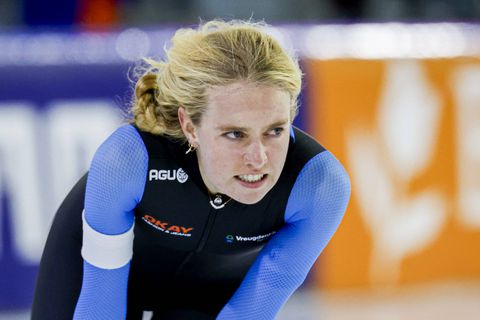 Nederlandse schaatsster (24) laat na val en tranen van zich horen: 'Dat was wel een beetje vervelend'