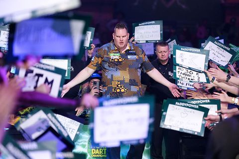 Darter Wesley Plaisier zorgt voor daverende stunt op WK darts, gooit outsider voor de titel naar huis