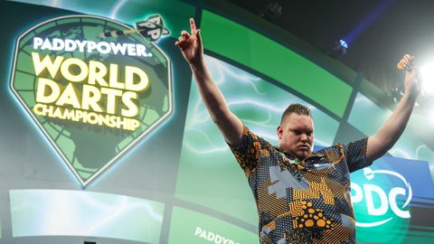 Nederlandse darter nu al zeker van enorm bedrag aan prijzengeld na gigantische stunt op WK