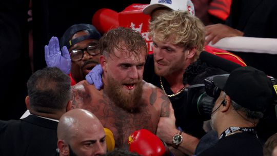 Pijnlijk moment Jake Paul: provocatie van zijn broer levert hem heftige verwonding op