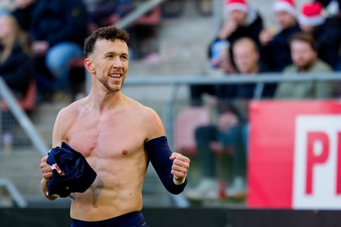 PSV-trainer Peter Bosz zet 'onervaren' Ivan Perisic (36) met grapje op zijn plek: 'Hij was vast heel blij'