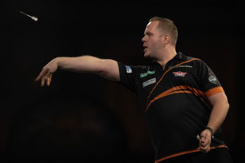 Dirk van Duijvenbode komt in de openingswedstrijd van The Masters in actie tegen Ryan Searle. ©ProShots
