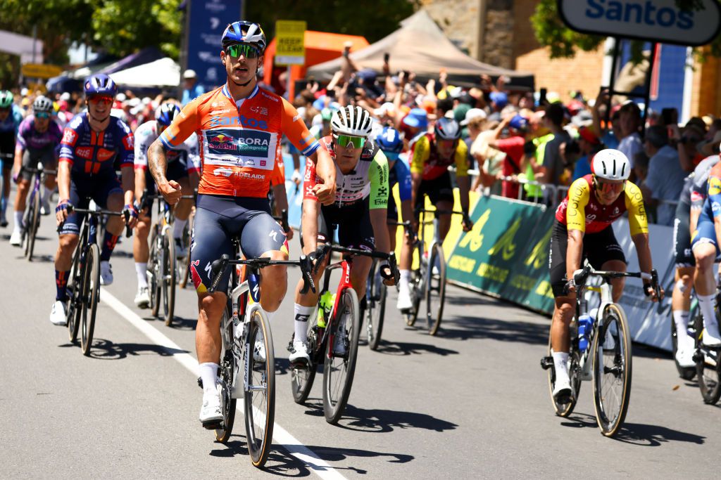 Wielrenner Danny van Poppel loopt tegen gele kaart op na opmerkelijke actie in Tour Down Under