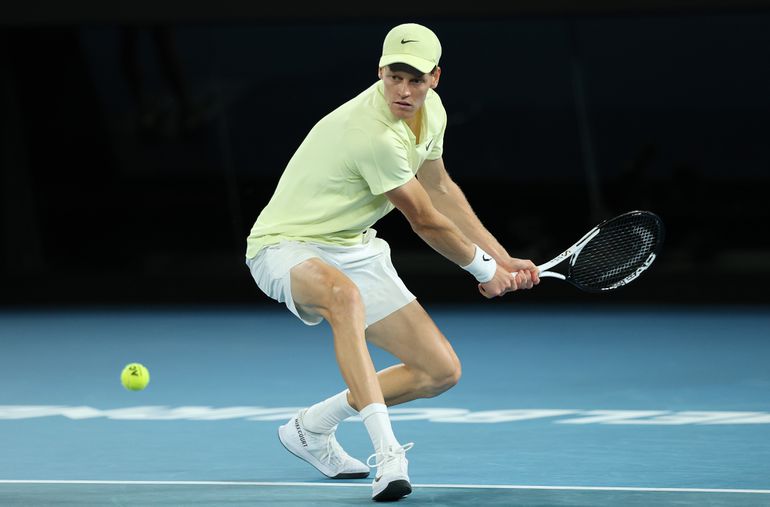 Jannik Sinner rekent in recordtempo af met publiekslieveling in kwartfinale Australian Open