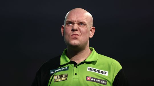 Slapende Michael van Gerwen de pineut in vliegtuig: 'We lieten hem gewoon liggen'