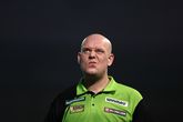 Michael van Gerwen slaapt overal, dus ook in een vliegtuig. Dat kostte hem een geintje van vriend Vincent van der Voort. ©Getty Images