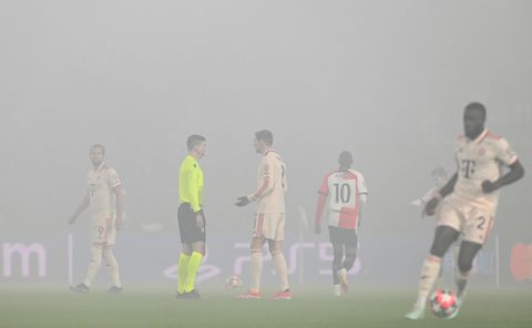 Chaotisch begin bij Feyenoord - Bayern München: scheidsrechter legt spel al na halve minuut stil