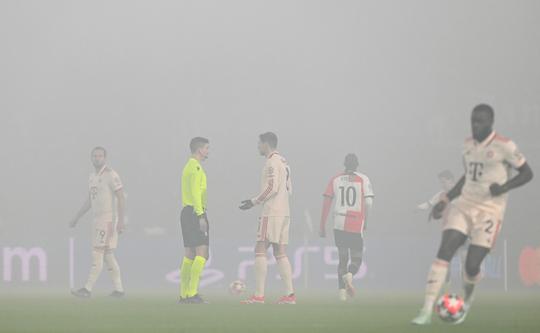 Chaotisch begin bij Feyenoord - Bayern München: scheidsrechter legt spel al na halve minuut stil