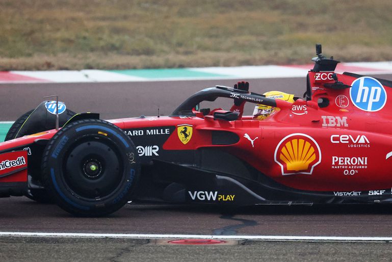 Droom van Lewis Hamilton (40) komt uit op het eigen circuit van Ferrari