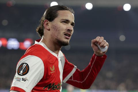 Feyenoord geeft Robin van Persie lucht en grijpt laatste strohalm in Europa League na tumultueuze week