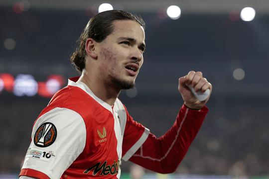 Feyenoord geeft Robin van Persie lucht en grijpt laatste strohalm in Europa League na tumultueuze week