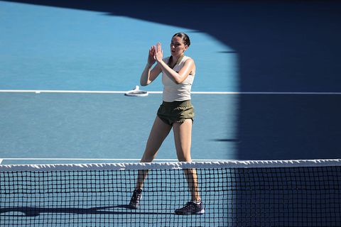 Bizar incident op Australian Open: tennisster (22) valt eigen coach aan tijdens wedstrijd en moet alleen verder