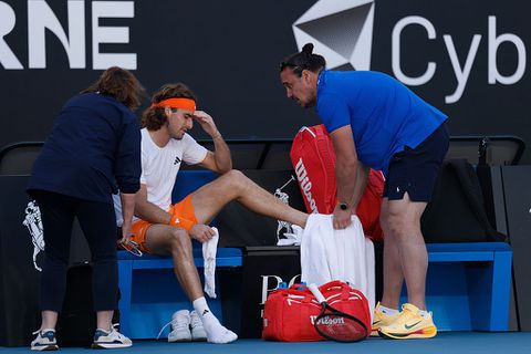 Schrikmomenten spelen toptennisser Stefanos Tsitsipas wéér parten, voortijdig einde aan Australian Open