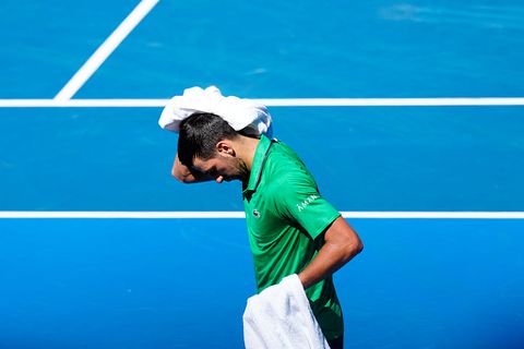 Vergissing Novak Djokovic op Australian Open leidt tot snelle correctie en excuus: 'Sorry, mijn fout'