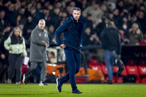 LIVE Europa League | Feyenoord en trainer Robin van Persie hopen op lichtpuntje tegen Sturm Graz na dramatische reeks