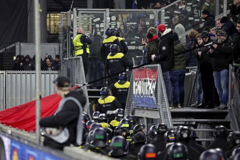 Grote problemen bij FC Utrecht - KRC Genk: aftrap uitgesteld en ME ingeschakeld om Belgische fans stadion uit te werken