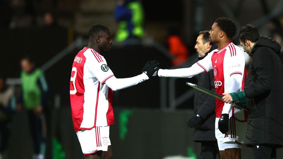 'Brian Brobbey strompelt van duel naar duel, moet Ajax hem niet in bescherming nemen?'