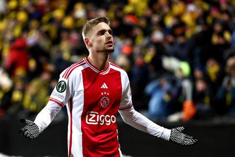 Ajax op miraculeuze wijze door in Europa: Kenneth Taylor van schlemiel naar held