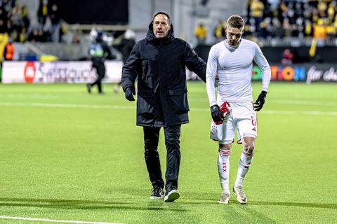 'Trotse' John van 't Schip ziet Ajax goed wegkomen: 'Spel niet om over naar huis te schrijven'