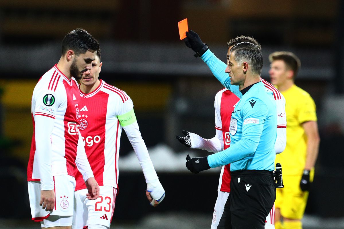 Video | Krijgt Ajax-verdediger Josip Sutalo terecht rood tegen Bodø/Glimt?