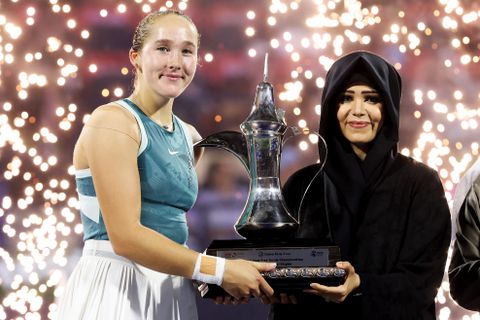 Tienersensatie is jongste winnares ooit van prestigieuze tennisreeks