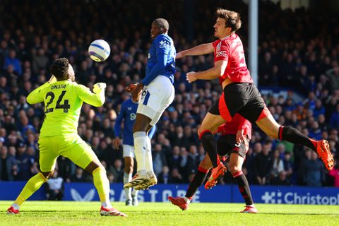 Matthijs de Ligt en Manchester United ontsnappen in slotfase na comeback tegen Everton