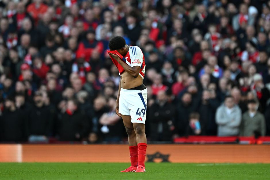 Aankomend PSV-tegenstander Arsenal helpt Arne Slot en verspeelt punten in Engelse titelstrijd