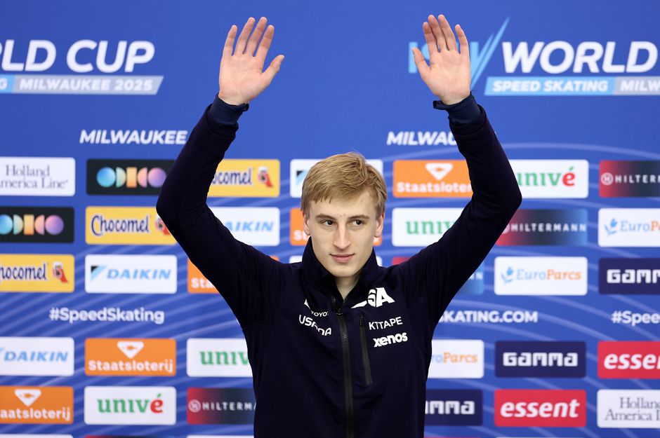 Schaatsfenomeen Jordan Stolz wint met handrem erop de 1000 meter bij World Cup in Polen